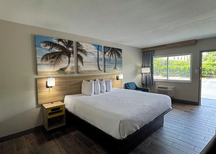 Econo Lodge University